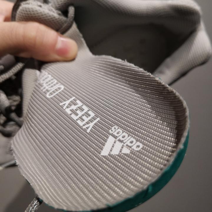 ADIDAS - YEEZY 700